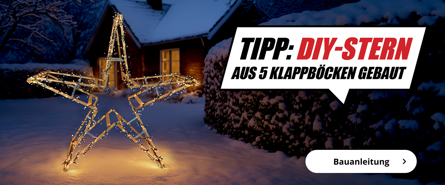 Winterliche Gartenszene mit beleuchtetem DIY-Stern aus fünf Klappböcken, umwickelt mit Lichterketten. Im Hintergrund steht ein Haus mit beleuchtetem Fenster. Text im Bild: „Tipp: DIY-Stern aus 5 Klappböcken gebaut“. Schaltfläche mit der Aufschrift „Bauanleitung“.