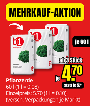 Werbung für Pflanzerde im Angebot. Drei weiße Säcke mit grünen Bäumen darauf. Preis: 4 Euro und 70 Cent pro Sack, vorher 5 Euro und 70 Cent. 60 Liter Erde in jedem Sack.